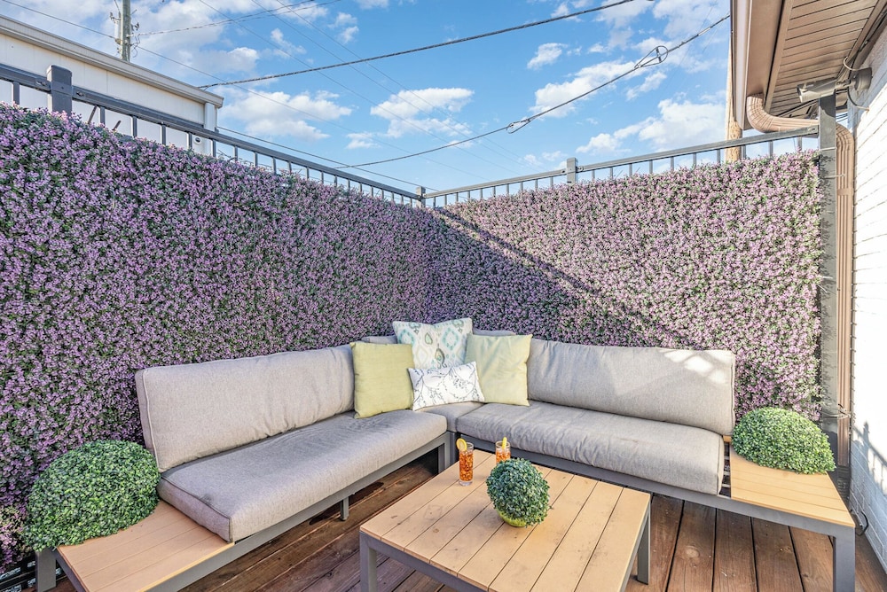Urban Pearl-2 Bedroom & Private Patio-in Midtown