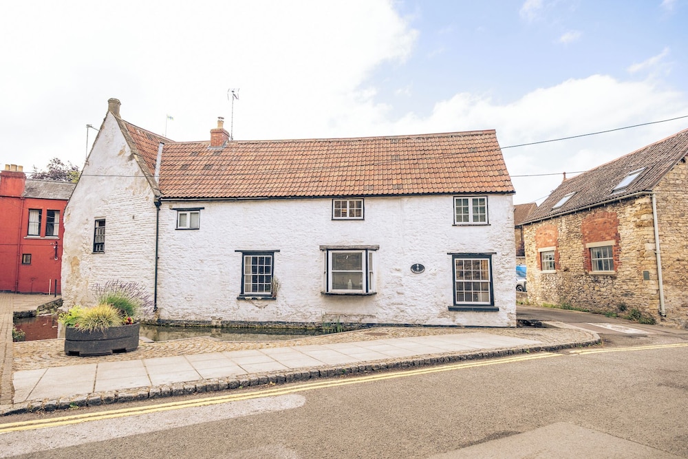 Cozy Cotswolds Retreat in Dursley