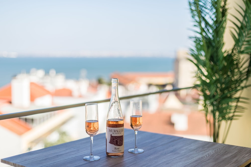 Alfama Lounge Three-Bedroom Apartment w/ River View and Parking - by LU Holidays