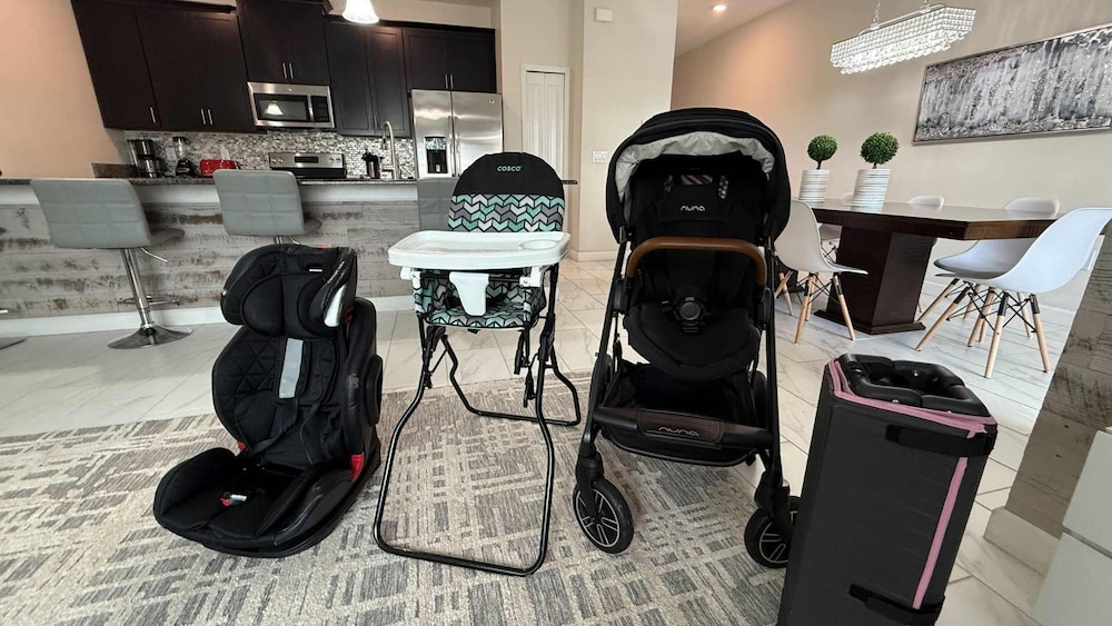 Upstay: Family-friendly 4BR Townhouse w Pool & BBQ