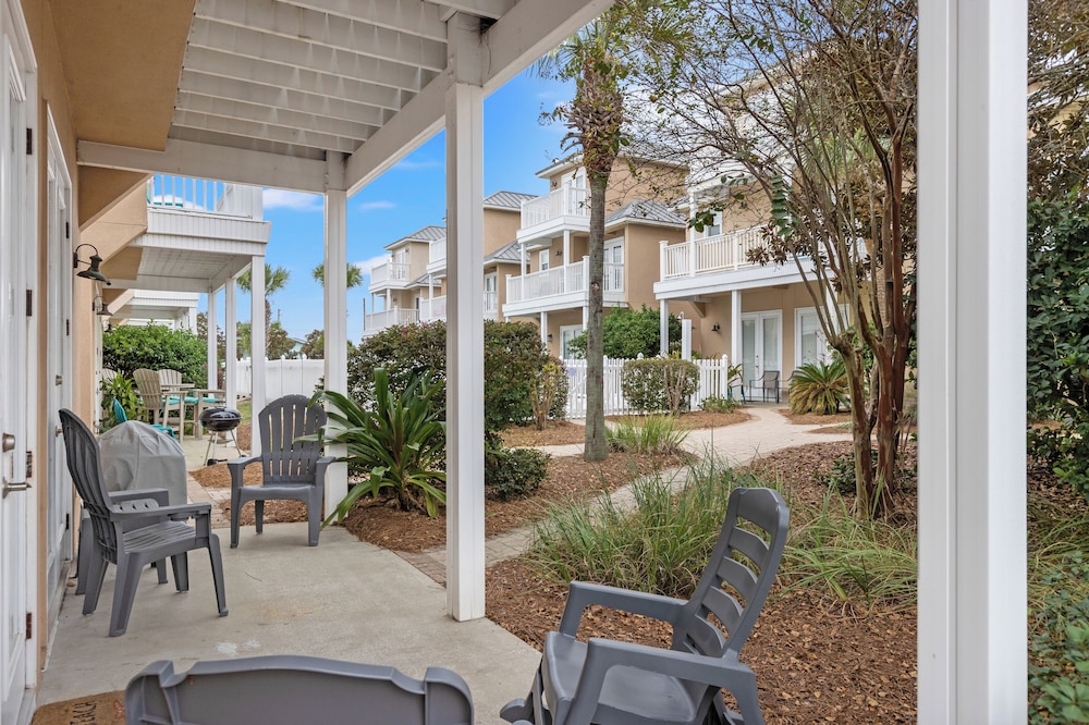 Escape to Sand Dollar Holler: Coastal Retreat, 3 Beds, 2.5 Baths, Sleeps 10!