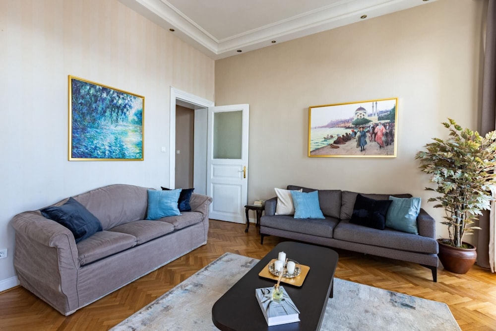 Missafir Historical Flat With Sea View in Beyoglu