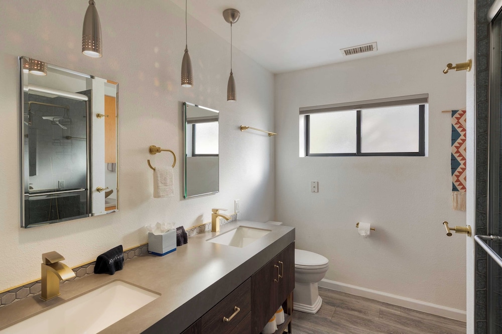 Mid-century Gem w/ Views, Hot Tub & Sunroom Lounge Red Rock Haven by Avantstay