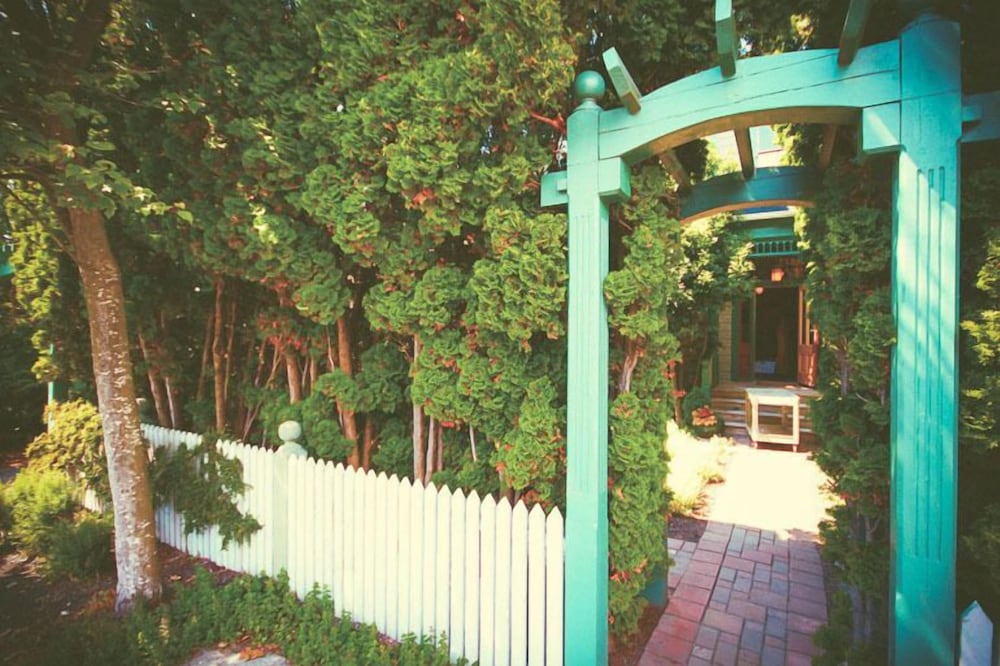 Spinnakers Brewpub & Guesthouses - Image 2