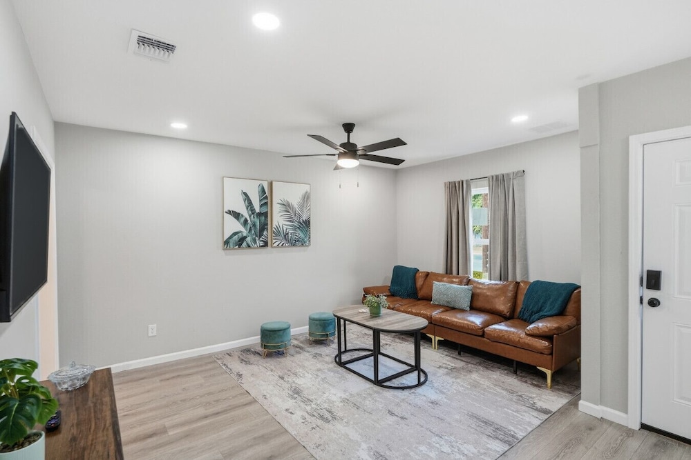 Spacious 4BR Gem Family-friendly Near Downtown