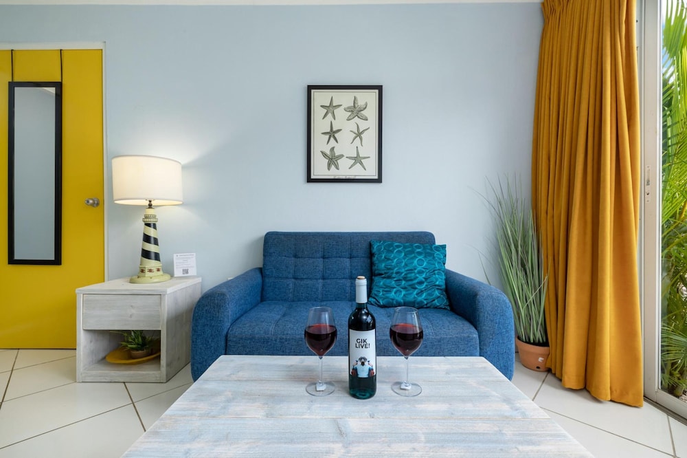 Poolside 1-bed Near Palm Beach
