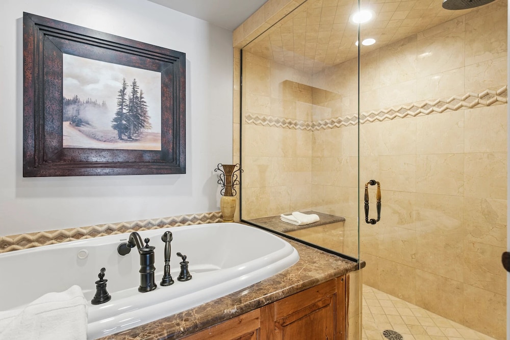 Grand Lodge - 3 Bedroom Deluxe #304 - Ski-in/out 3 Condo