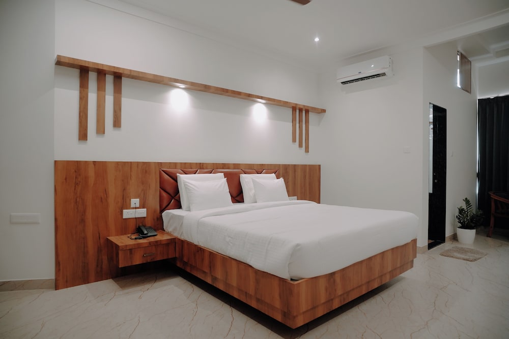Shambhavi Hotel & Convention Centre