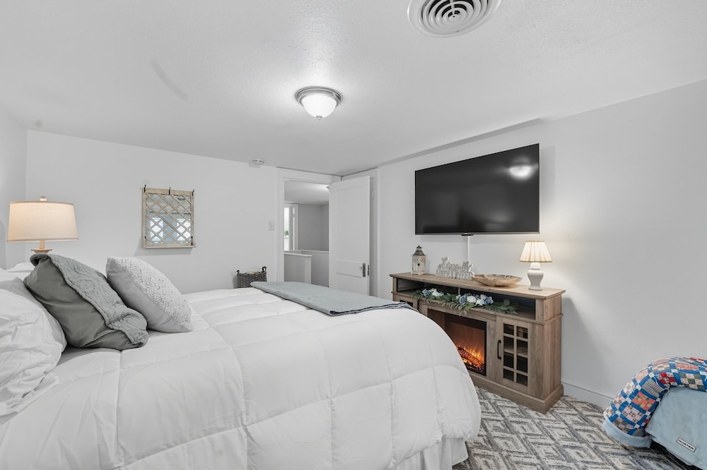St. Louis Retreat With Game Room & Yard 3 Bedroom Home