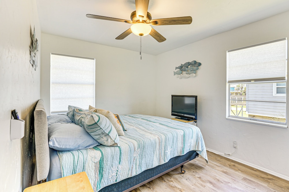 Walk to Beach: Ocean-view Home w/ Deck in Freeport