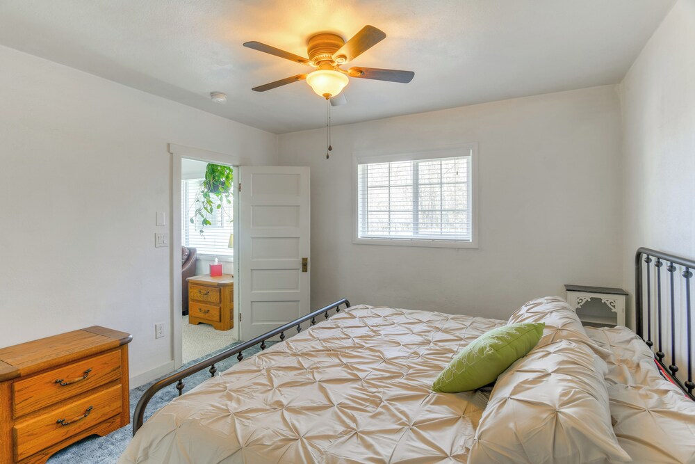 2 Mi to Snake River: Quaint Farmhouse w/ Patio!