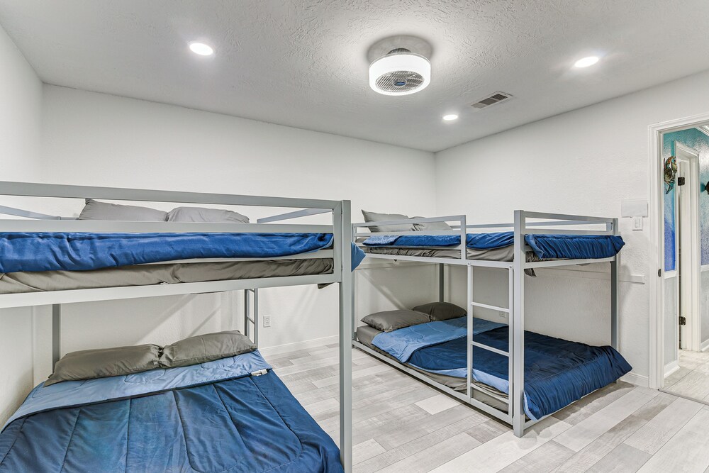 ~ 2 Blocks to Beach: Galveston Group Getaway!