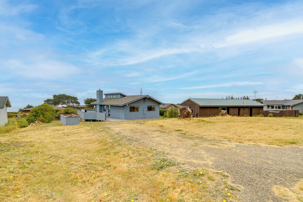 Beach Access & Hot Tub: Coastal Gem in Manchester