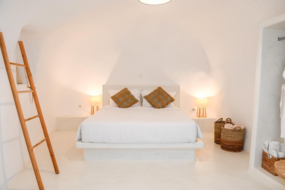 Amphora Helios Gem - Private Jacuzzi and Views