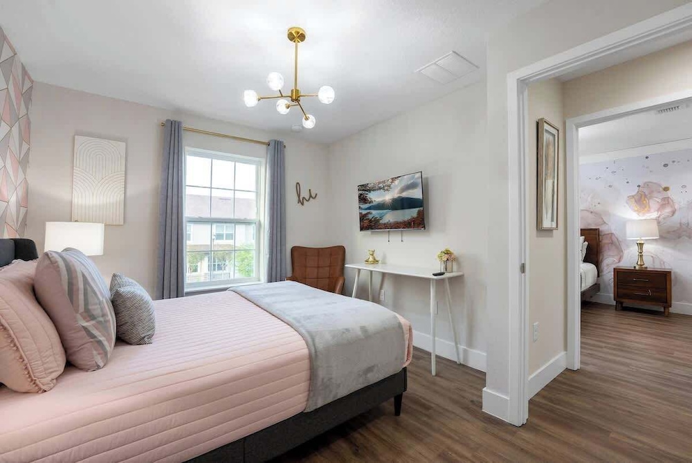 Beautiful 4BR Home w/ Modern Design