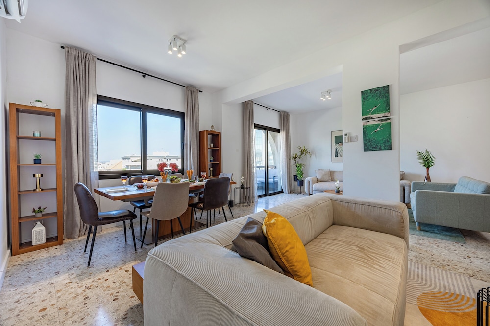 Trygoni Court - Elegant Downtown 3-bdr Apartment