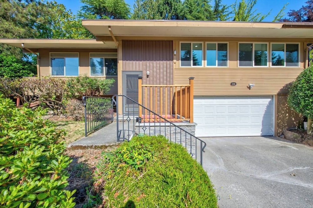 Stylish & Spacious Retreat in Downtown Bellevue