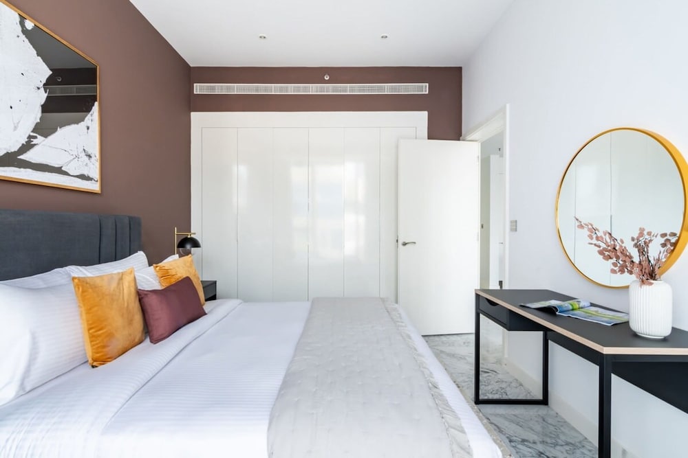 Silkhaus Stylish Modern Pad Gym Pool Access