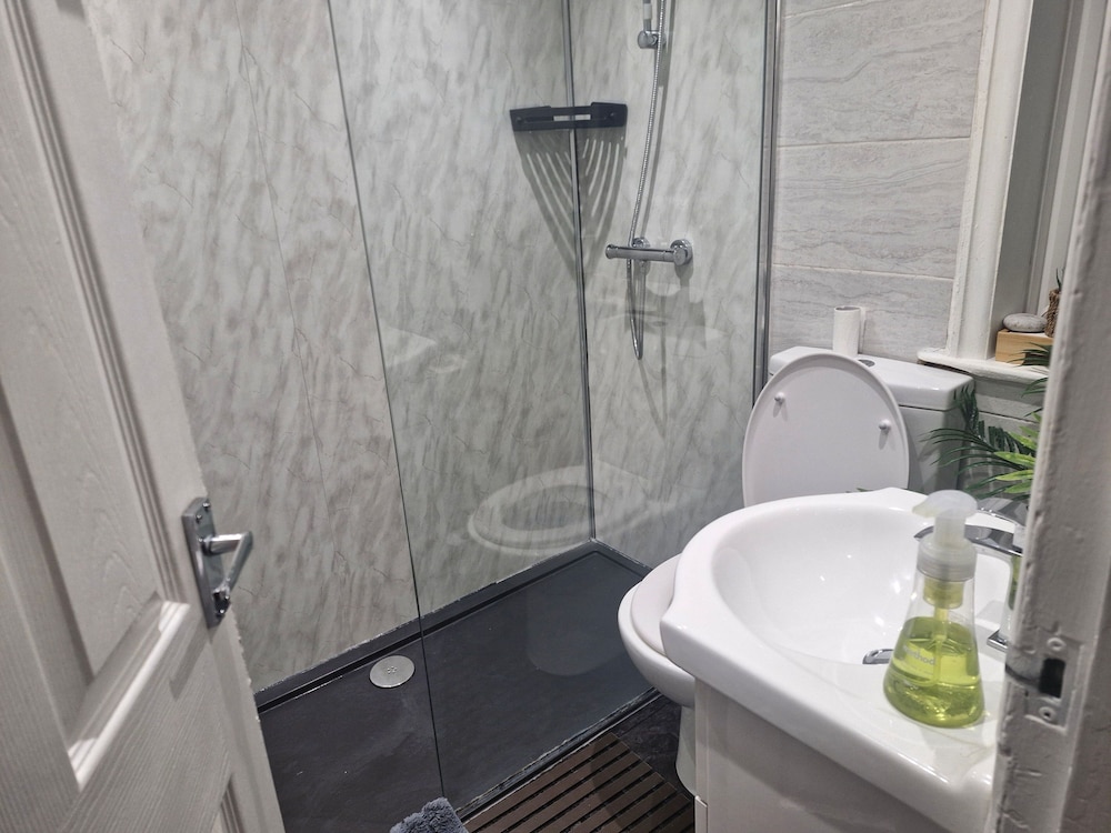 Charming Wythenshawe Home With Garden & Parking
