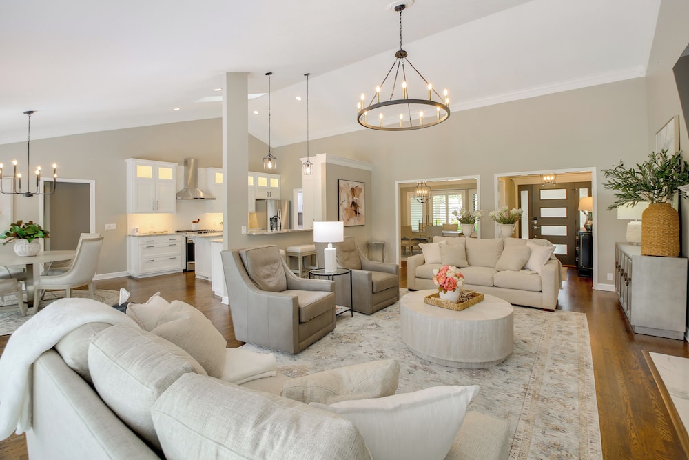 Golf Course View: Elegant Hot Springs Village Home