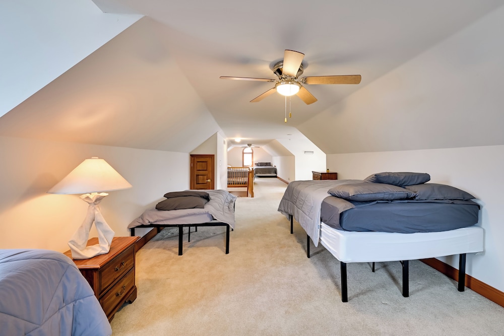Hot Tub & Dock: Waterfront Lake Hamilton Home