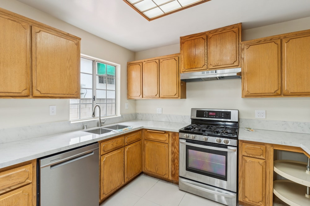 Russell House Near Hollywood & Griffith Park 3 Bedroom Home