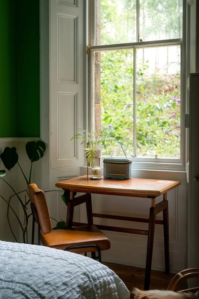 Eclectic 1 Bedroom Apartment in Edinburgh, New Town view 3
