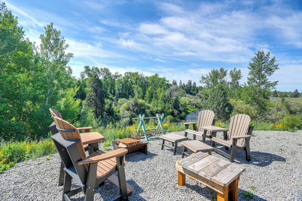 Teton Mtn Views: Peaceful Riverfront Cabin!