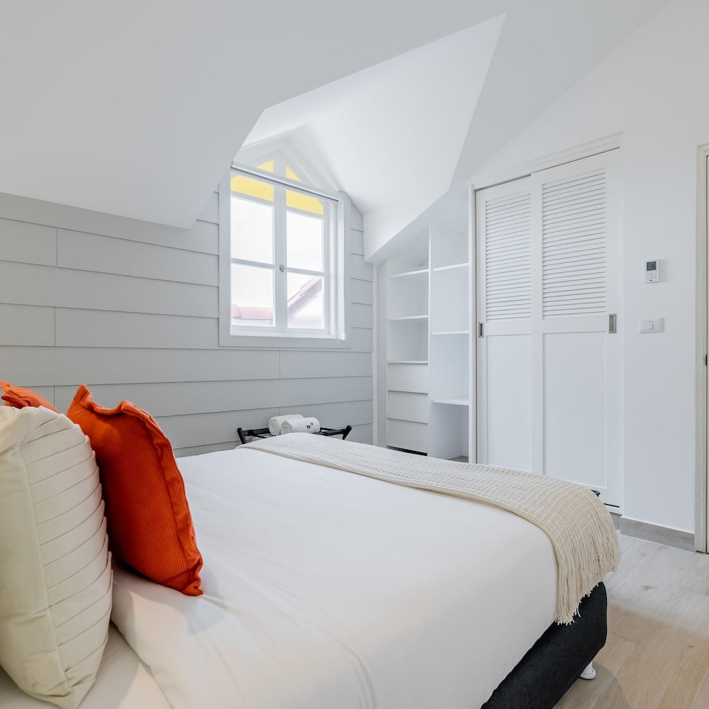 w Elegant 3BR With Modern Terrace in Panama
