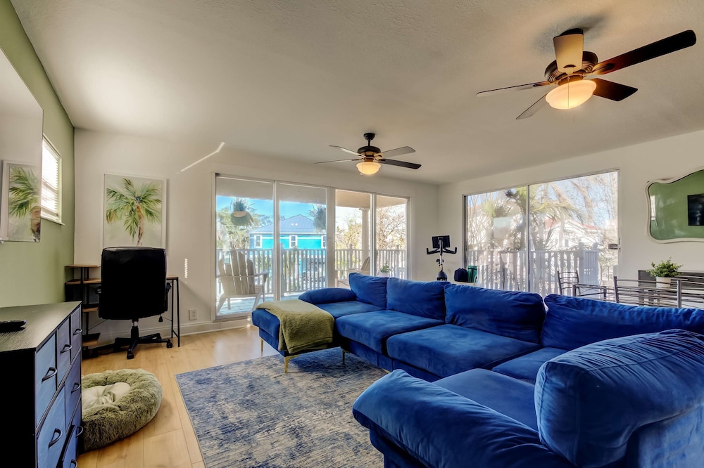 Simple Rooftop Gem 2 Blocks 2 Beach Pets Allowed