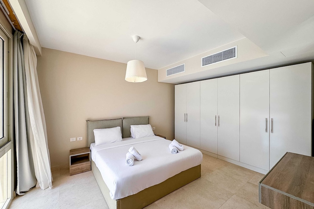 Xuru Stays I Exotic 1bdr w/ Outdoor Terrace Pool & Beach Access