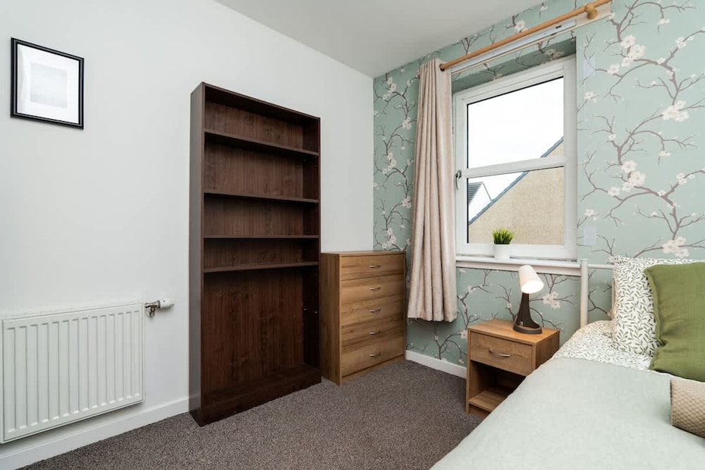 3 Bedroom House - Free Parking