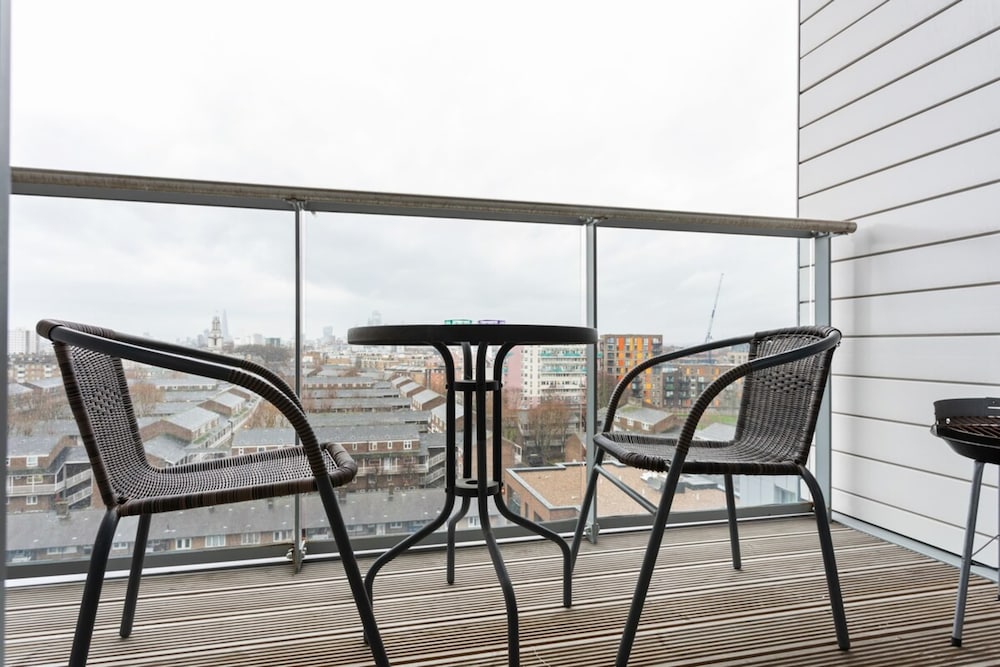 Modern 1 Bedroom Apartment Near Canary Wharf With Balcony