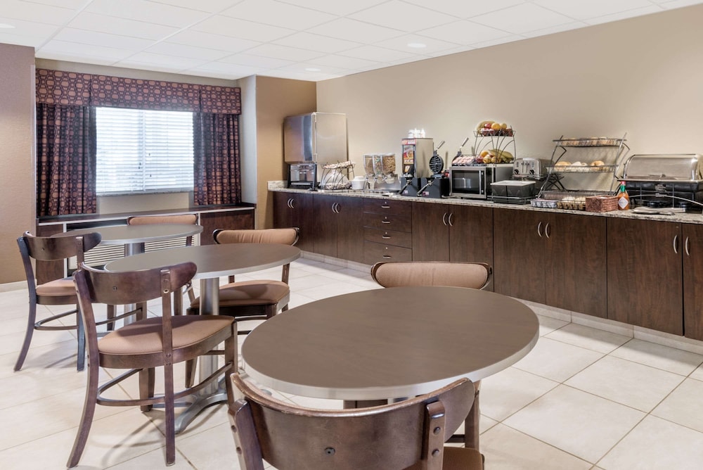 Dickinson Vacations - Microtel Inn  Suites by Wyndham Dickinson - Property Image 4