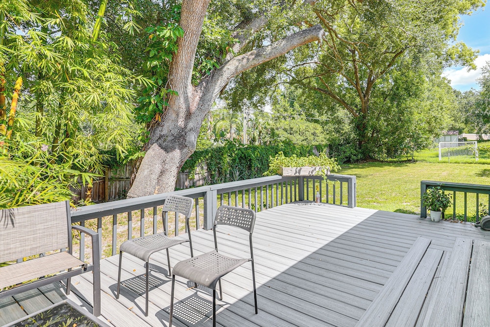 Group Getaway w/ Deck & Yard in Lakeland!