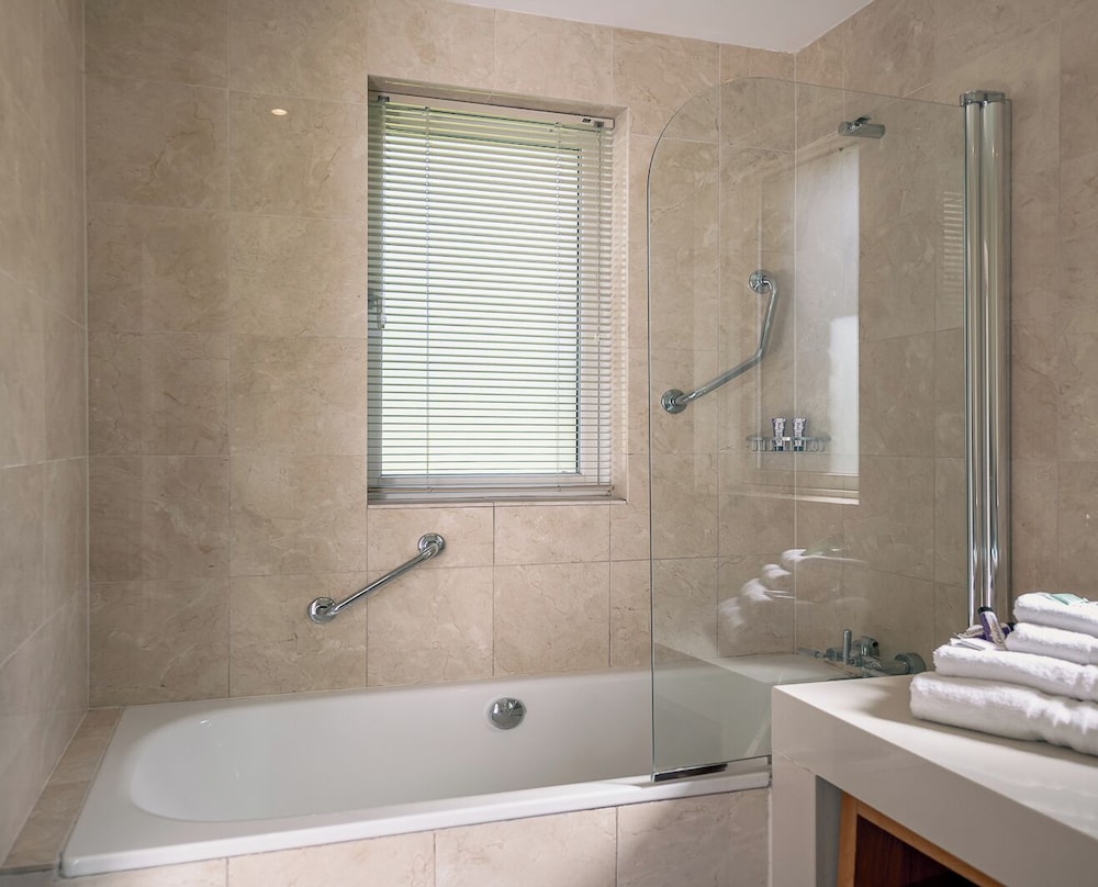 Spacious Kenmare Home to Sleep 8 Free use of Pool Onsite