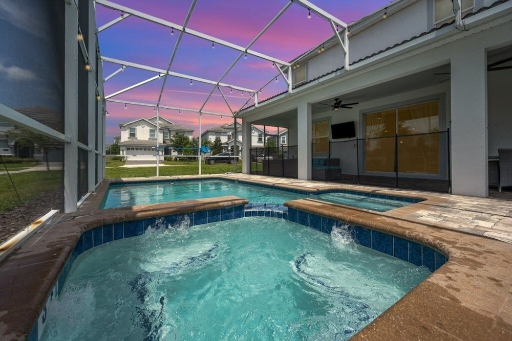 9 Bed Pool, Spa, Movie Room & Game Room! 9 Bedroom Home by RedAwning