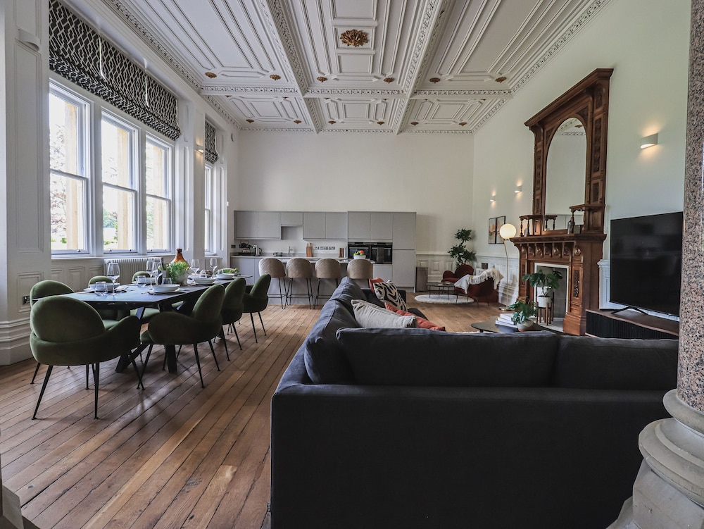 The Wilfred Suite Stone Cross Mansion