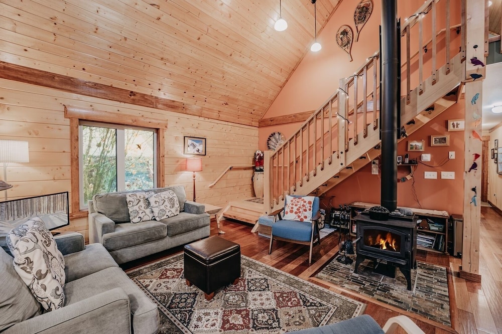 21gs - Log - Pets Ok - Sleeps 6 3 Bedroom Home by RedAwning