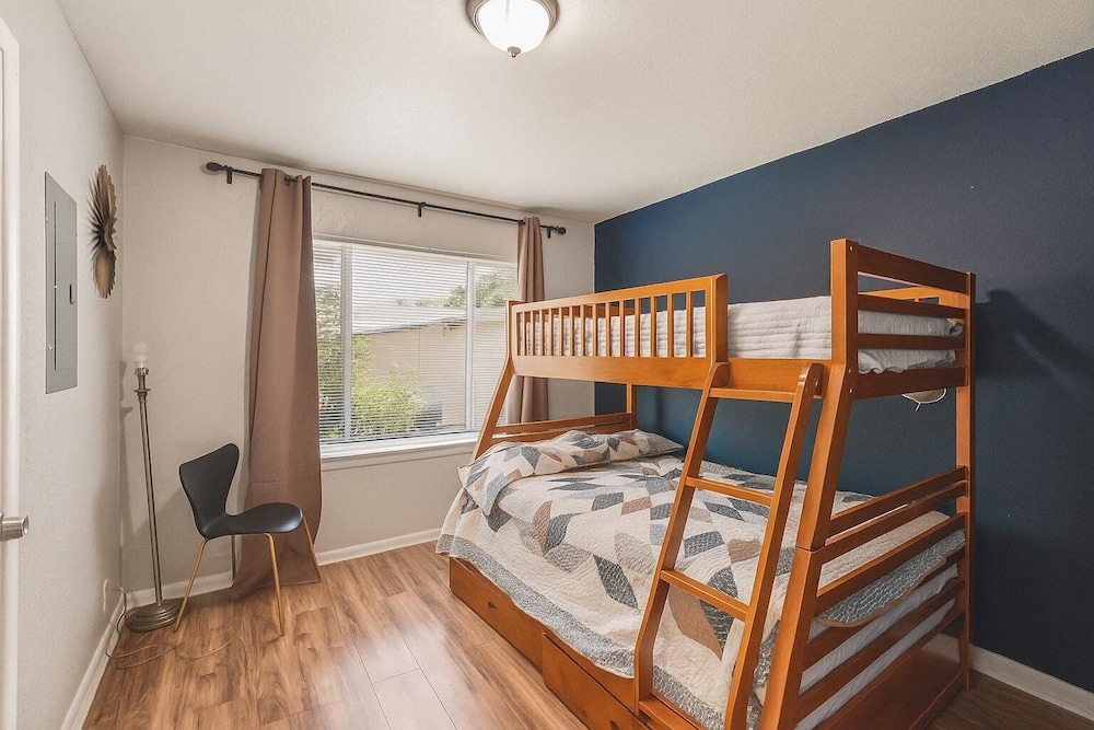 Cozy Temple Home Fenced Yard & Wi-fi 3 Bedroom Home