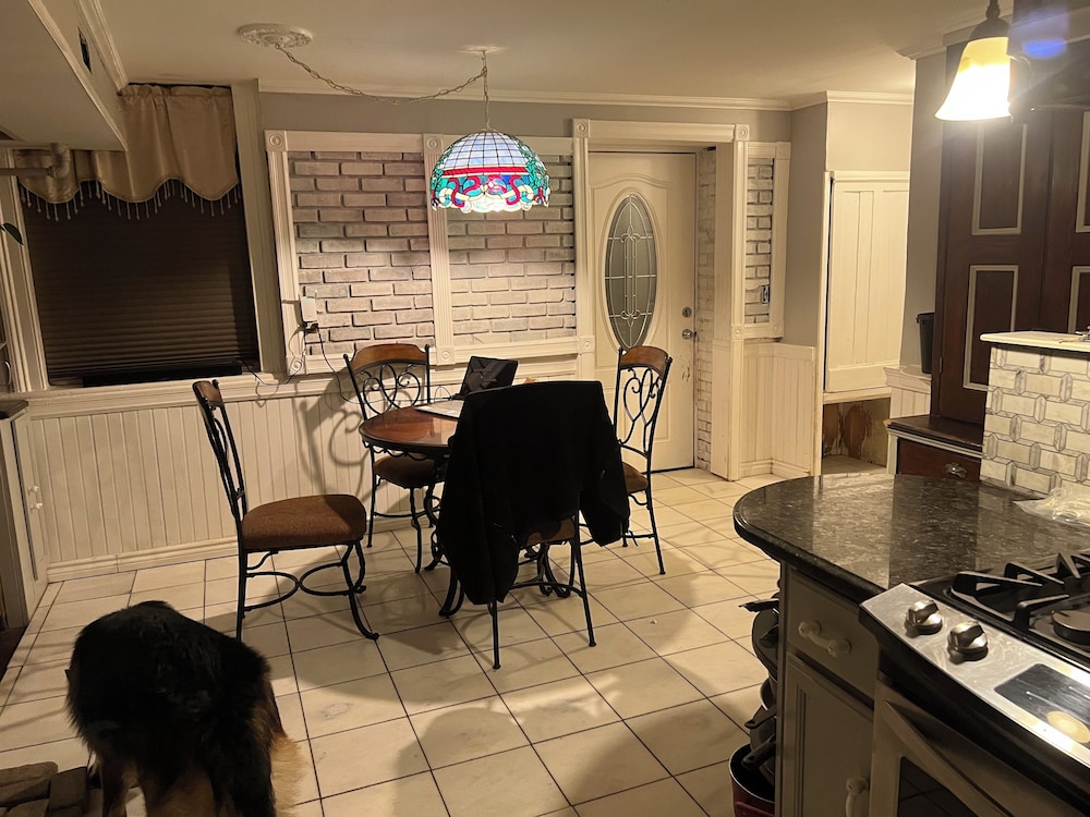 2 Br Victorian Apt 2800 sq ft 2 Floors With Full Kitchen 2 Baths and Laundry