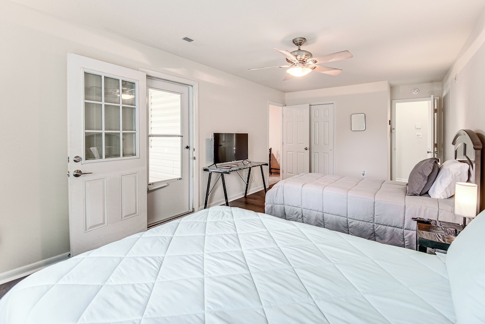 3 Mi to Huntington Beach: Hampton Family Home!