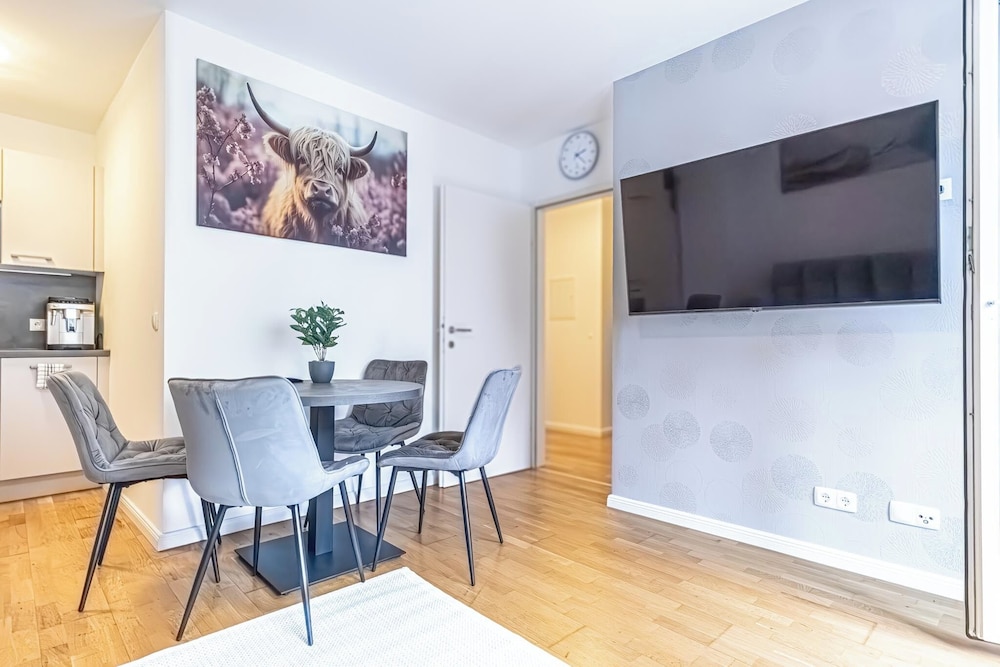 9 Min to City Center 1BR 1LR Balcony