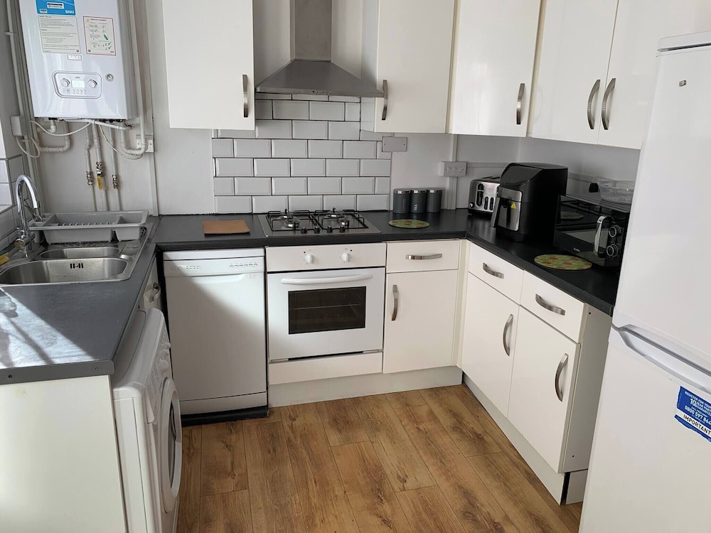 Stylish Home Near Shopping - Book Summer Stays Now