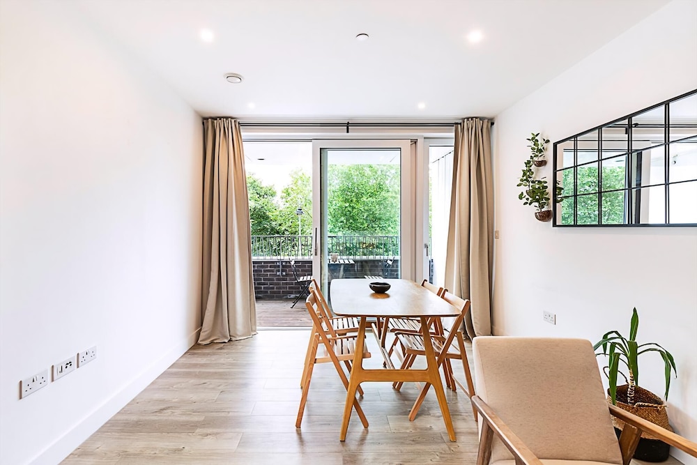 Modern 2-bed Flat With Terraces in Leyton