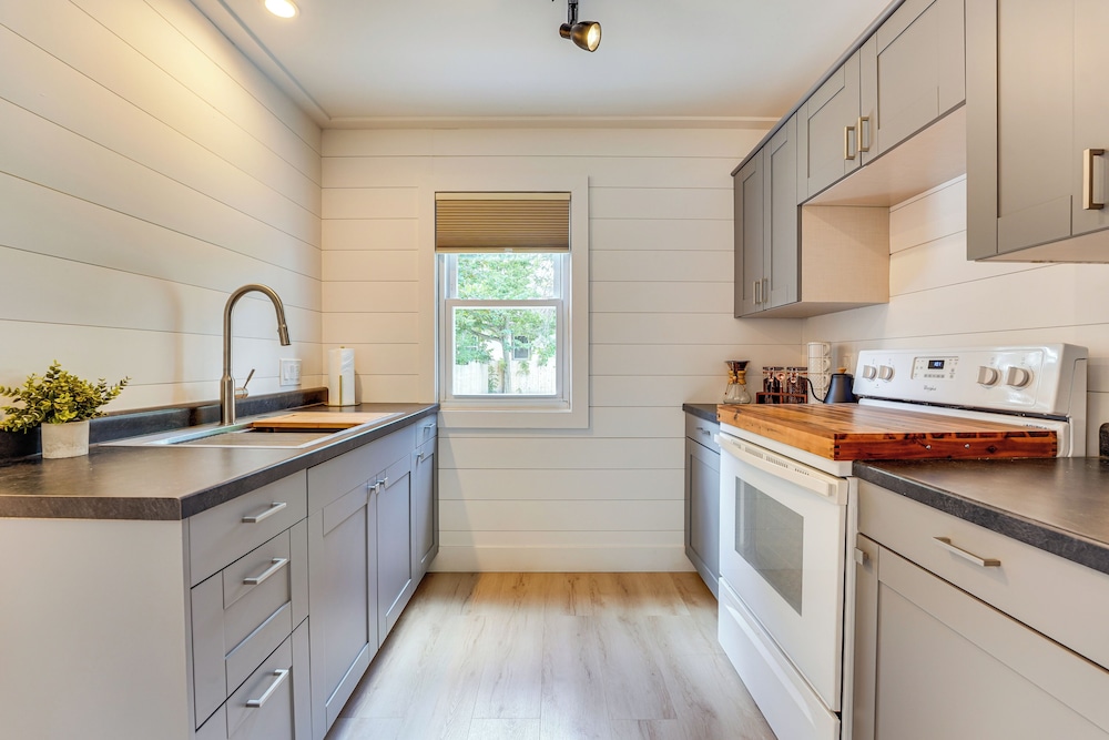 3 Mi to Michigan State: Tiny Home w/ Deck!