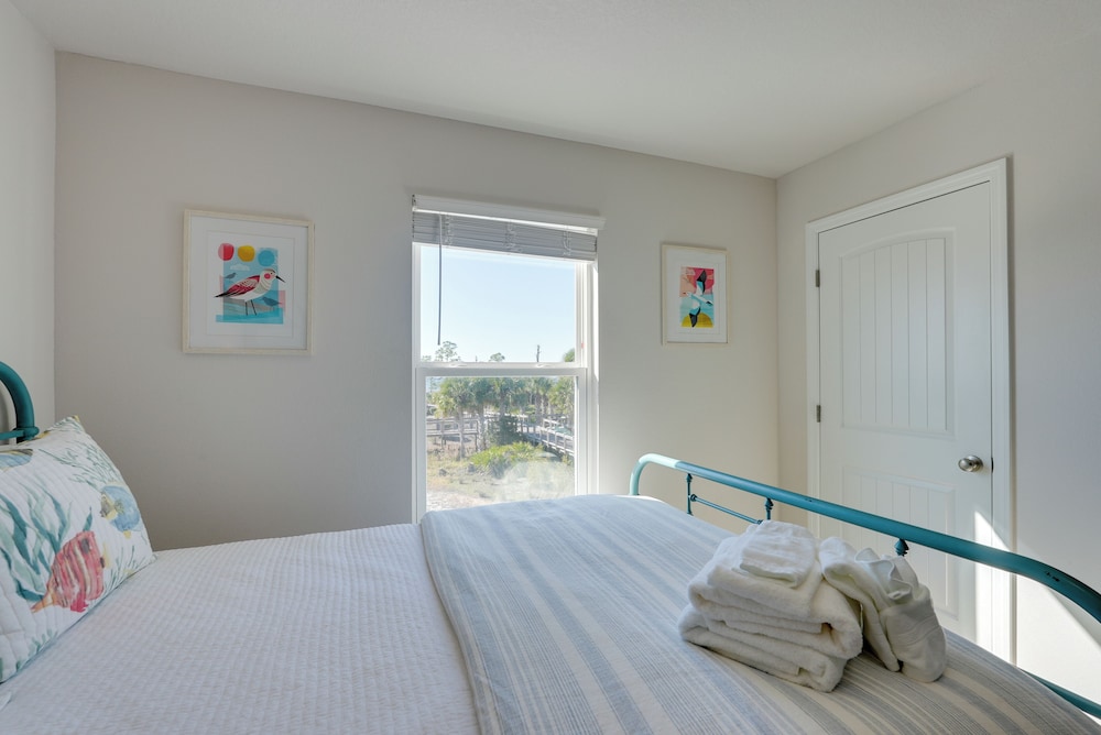 Steps to Shore: Windmark Beach Retreat w/ Balcony!
