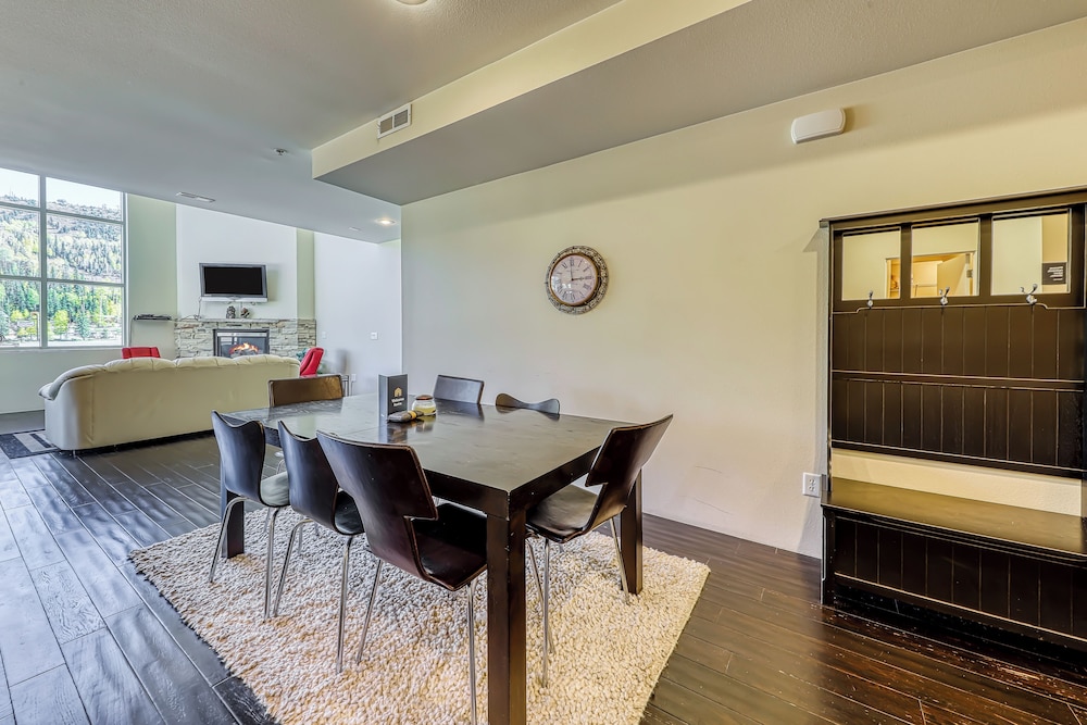 Modern 1BR Mountain View Balcony Steps to Lift