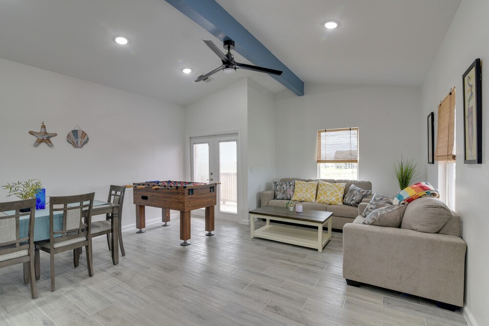 9 Mi to Crystal Beach: Pet-friendly Apt w/ Balcony