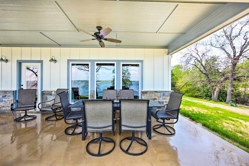 Lake Palestine Vacation Rental - Steps to Water!